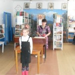 Девочки третьего класса вместе с Еленой П. проводят конкурс скороговорок